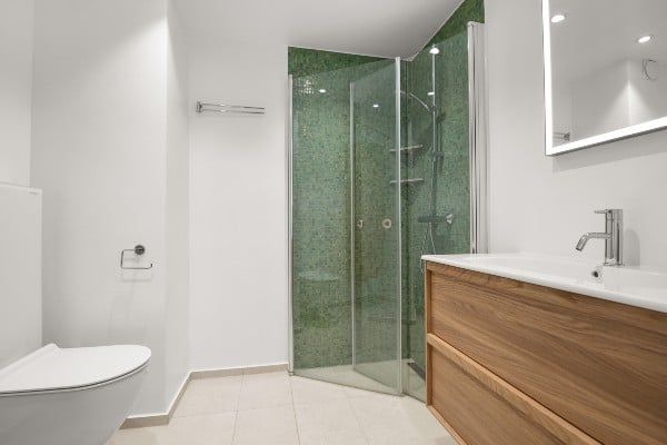 Bad med grønne fliser i dusj